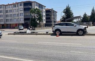 Beton mikseriyle temas eden araç refüje savruldu