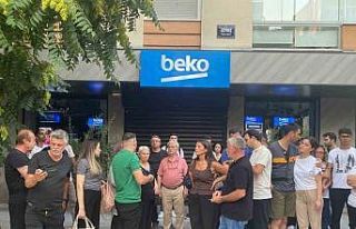 Beyaz eşya alışverişi yapan onlarca vatandaş...