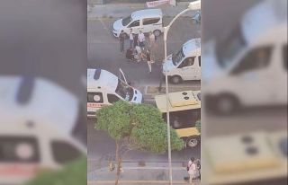 Beylikdüzü’nde yolun karşısına geçmek isteyen...