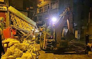 Beyoğlu’nda patlama sonucu yıkılan binanın enkaz...