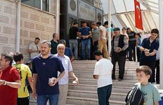 Beypazarı’nda cuma çıkışında aşure dağıtıldı