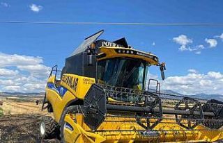 Biçerdöver elektrik hattına çarptı, çıkan kıvılcımlar...