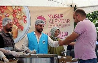 Binlerce kişiye aşure bereketini ulaştırdılar