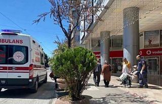 Bir anda yere yığılan vatandaş hastaneye kaldırıldı