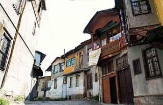 Bir dönemin parlayan mahallesi, bugün zamana direniyor