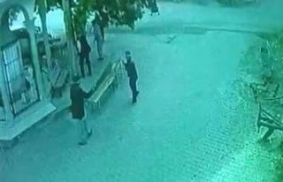 Bir elinde baston diğer elinde silahla köylülere...