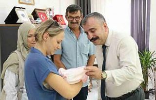 Bir haftalık bebek kurumlara girmeden koruyucu ailesiyle...