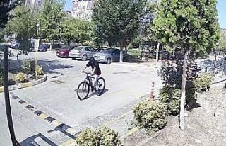 Bisiklet hırsızı kameraya yakalandı