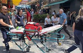 Bisikletten düşen şahıs sağlık ekipleri yanına...