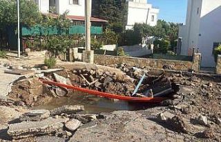 Bodrum’da ana su isale hattı patladı, yol çöktü