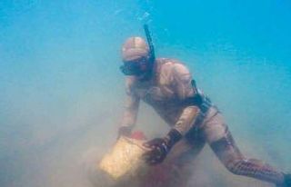 Bodrum’un engin maviliğinde temizlik devam ediyor