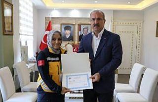 Boğazına mama kaçarak nefessiz kalan bebeğe telefonla...