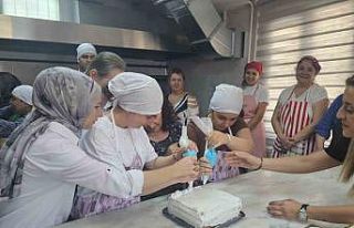 Bornova Halk Eğitim Merkezi’nde pasta atölyesi...