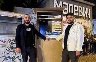 Bu gençler ekmeklerini gardıroptan kazanıyor