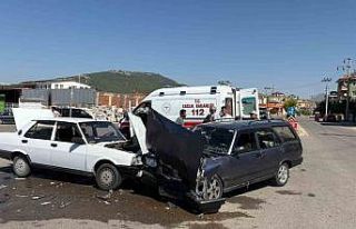 Bucak’ta Tofaş otomobiller çarpıştı: 5 yaralı