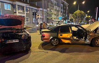 Burdur’da iki otomobil çarpıştı: 2 yaralı