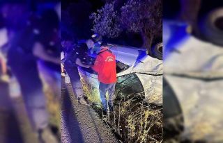 Burhaniye’de otomobil tek taraflı kazaya karıştı:...