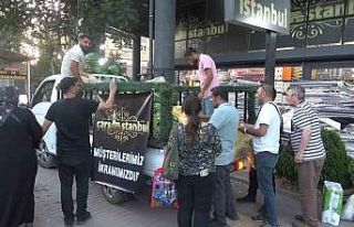 Bursa’da bir mağaza 4 kamyon karpuz dağıttı