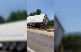 Bursa’da kontrolden çıkan tır devrildi