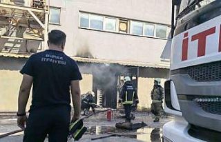 Bursa’da mobilya fabrikası alev alev yandı