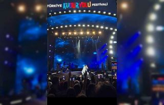 Bursa’da sahnede talihsiz anlar: Bayhan şarkı...