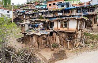 Büyük yangından geriye kalan yapı görenlerin...