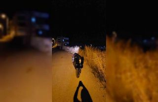 Çaldıkları motosikleti boş araziye atıp kaçtılar