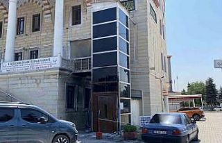 Cami avlusunda araçla birlikte yanan asansör onarılmayı...