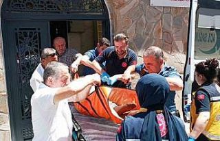 Camide sızan adamı cemaat uyandıramadı, ambulansla...