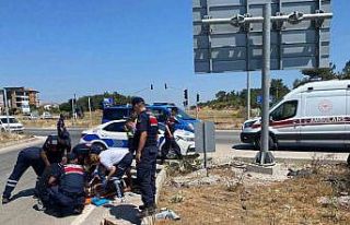 Çanakkale’de otomobil motosiklete çarpıp takla...