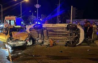 Çanakkale’de ticari taksi ve otomobil çarpıştı:...