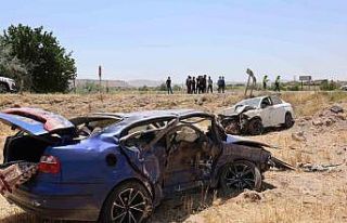 Çarpışan otomobiller tarlaya uçtu: 1 ölü, 1...