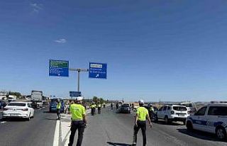 Çatalca’da bariyere çarpan araç parçalandı,...