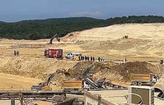 Çatalca’da kum ocağında göçük: İş makinesi...