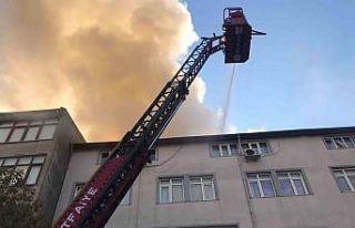 Çatı katını alevler sardı: Mahsur kalan 2 kişi...