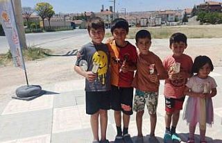 Çevre için ter döken çocuklara esnaftan dondurmalı...