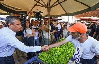 CHP Genel Başkanı Özel, Ankara’da semt pazarı...