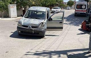 Çorum’da hafif ticari araç ile otomobil çarpıştı