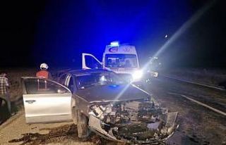 Çorum’da iki otomobil kafa kafaya çarpıştı:...