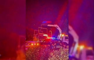 Çukura düşen otomobildeki 4 kişi yaralandı