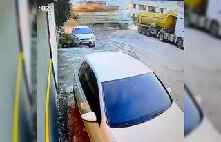 Demir yüklü kamyon 8 metrelik duvardan bahçeye...