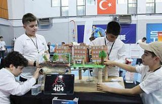 Deneyap teknoloji atölyelerinde gençler projelerini...