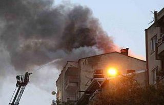 Denizli’de 7 katlı apartmanın çatısı alevlere...