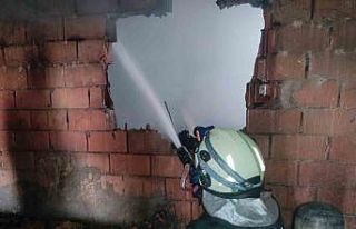 Depo yangını komşuların su taşıması ve itfaiyenin...