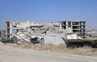 Deprem etkisi yaşatan 12 katlı binanın yerle bir...