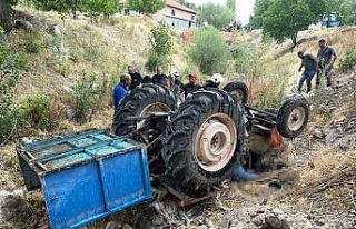 Dereye taş dökerken devrilen traktörün altında...