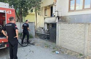 Devriye atan polislerin fark ettiği yangın kısa...