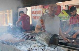 Diyarbakır’da ciğer ustaları sıcak havaya rağmen...