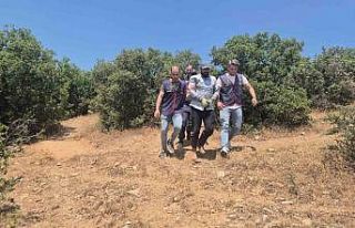 Donmamak için öldürdüğü hayvanların derisinden...