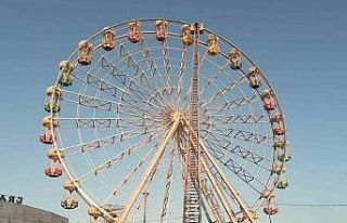 Dönme dolapta mahsur kalan 3 kişi, 42 metrelik itfaiye...